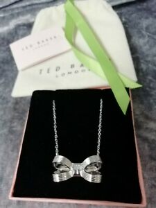 【送料無料】ジュエリー・アクセサリー ベイカーテンガーペンダントシルバートーンケアカードパウダー..