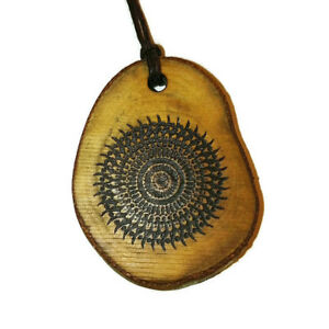 【送料無料】ジュエリー・アクセサリー マンダラペンダントネックレスチャームmandala spirituale rituale collana handmade pendente charm in legno inciso