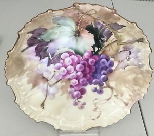 GRAPES Hand Painted 10 -in Fancy Plate w Holes for Hanging Gold Rim Signedハンドペイントハンギングゴールドリムサインのためのファンシープレートホールで※注意※NYからの配送になりますので2週間前後お時間をいただきます。人気の商品は在庫が無い場合がございます。ご了承くださいませ。サイズの種類の商品は購入時の備考欄にご希望のサイズをご記載ください。　携帯メールでの登録ですと楽天からのメールが届かない場合がございます。