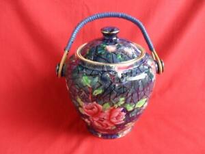 Vintage Rose Chintz Wicker Handled Biscuit Barrelヴィンテージローズチンツウィッカー扱ったビスケットバレル※注意※NYからの配送になりますので2週間前後お時間をいただきます。人気の商品は在庫が無い場合がございます。ご了承くださいませ。サイズの種類の商品は購入時の備考欄にご希望のサイズをご記載ください。　携帯メールでの登録ですと楽天からのメールが届かない場合がございます。