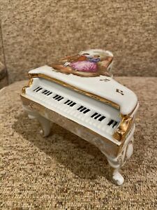 Limoges La Reine Large Grand Pianoリモージュ・ラ・レーヌ・ラージ・グランド・ピアノ※注意※NYからの配送になりますので2週間前後お時間をいただきます。人気の商品は在庫が無い場合がございます。ご了承くださいませ。サイズの種類の商品は購入時の備考欄にご希望のサイズをご記載ください。　携帯メールでの登録ですと楽天からのメールが届かない場合がございます。