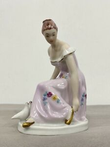 【送料無料】キッチン用品・食器・調理器具・陶器 レアロイヤルフィギュア鳩と若い女性花の靴プレゼントRare Royal DUX Figurine * YOUNG...