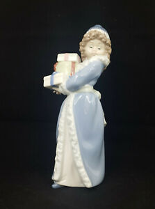 【送料無料】キッチン用品・食器・調理器具・陶器 ラッドロ・ナオ・フィギュアクリスマス・タイムプレゼントを持つ少女Lladro Nao Figurine Chri...