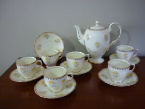 Salisbury Crown China pale lemon coffee pot &amp; 6 demitasse duos 1927-1949 ソールズベリークラウン中国淡いレモンコーヒーポットデミタッセデュオ※注意※NYからの配送になりますので2週間前後お時間をいただきます。人気の商品は在庫が無い場合がございます。ご了承くださいませ。サイズの種類の商品は購入時の備考欄にご希望のサイズをご記載ください。　携帯メールでの登録ですと楽天からのメールが届かない場合がございます。