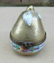 Hand Painted LIMOGES Pear Shaped Porcelain Box with Miniature Perfume Bottleミニチュア香水瓶付き手描き梨形の磁器箱※注意※NYからの配送になりますので2週間前後お時間をいただきます。人気の商品は在庫が無い場合がございます。ご了承くださいませ。サイズの種類の商品は購入時の備考欄にご希望のサイズをご記載ください。　携帯メールでの登録ですと楽天からのメールが届かない場合がございます。