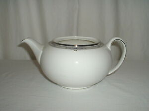 【送料無料】キッチン用品・食器・調理器具・陶器　ウェジウッドボーンチャイナアマーストプラチナカップティーポットメイドインイングランドWedgwood Bone China Amherst Platinum 4 Cup Teapot Made in England