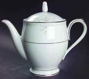 【送料無料】キッチン用品・食器・調理器具・陶器　ノリタカイリボンティーポットNoritake SILK RIBBONS Tea Pot 466565