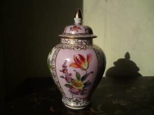 キッチン用品・食器・調理器具・陶器　ドイツの手描き求愛カップルピンクドレスデン磁器蓋付きバラー花瓶German Hand Painted Courting Couple Pink Dresden Porcelain Lidded Baluster Vase