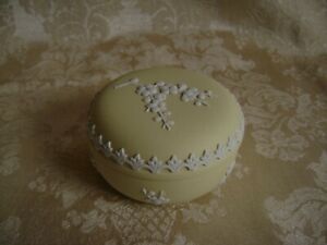 【送料無料】キッチン用品・食器・調理器具・陶器 ウェドグウッドホワイトオンプリムローズイエロージャスパーウェア装身具箱プルヌスの花WEDGWOOD WHITE ON PRIMROSE YELLOW JASPERWARE TRINKET BOX WITH PRUNUS BLOSSOMS