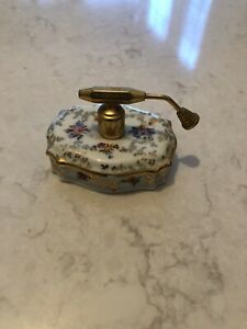 Limoges Vintage China Perfume Atomiser リモージュヴィンテージ中国香水アトマイザー※注意※NYからの配送になりますので2週間前後お時間をいただきます。人気の商品は在庫が無い場合がございます。ご了承くださいませ。サイズの種類の商品は購入時の備考欄にご希望のサイズをご記載ください。　携帯メールでの登録ですと楽天からのメールが届かない場合がございます。