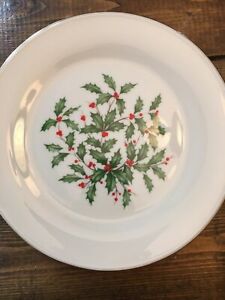 Lenox Fine China Holly Berries Holiday Christmas Special Bread Plateレノックスファインチャイナホリーベリーホリデークリスマス特別ブレッドプレート※注意※NYからの配送になりますので2週間前後お時間をいただきます。人気の商品は在庫が無い場合がございます。ご了承くださいませ。サイズの種類の商品は購入時の備考欄にご希望のサイズをご記載ください。　携帯メールでの登録ですと楽天からのメールが届かない場合がございます。