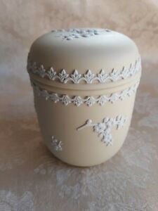 【送料無料】キッチン用品・食器・調理器具・陶器 ウェドグウッドホワイトオンプリムローズイエロージャスパーウェア蓋付き箱プルヌスの花WEDGWOOD WHITE ON PRIMROSE YELLOW JASPERWARE LIDDED BOX WITH PRUNUS BLOSSOMS