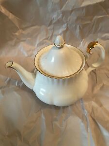 【送料無料】キッチン用品・食器・調理器具・陶器　ロイヤルアルバートヴァルドールティーポットRoyal Albert VAL D'OR Tea Pot