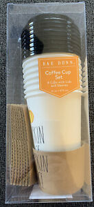 【送料無料】キッチン用品 食器 調理器具 陶器 新しい秋パンプキンスパイスコーヒーカップセットリッドスリーブオンスNew RAE DUNN Fall PUMPKIN SPICE Coffee Cup Set W/ Lids Sleeves 16 Oz