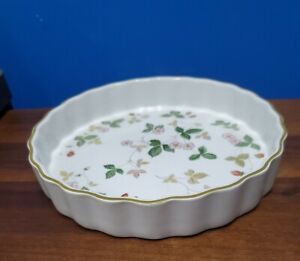 WEDGWOOD WILD STRAWBERRY green trim Oven To Table quiche 7-3/4ワイルドストロベリーグリーントリムオーブンテーブルキッシュ※注意※NYからの配送になりますので2週間前後お時間をいただきます。人気の商品は在庫が無い場合がございます。ご了承くださいませ。サイズの種類の商品は購入時の備考欄にご希望のサイズをご記載ください。　携帯メールでの登録ですと楽天からのメールが届かない場合がございます。