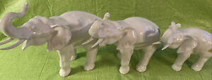 楽天hokushin【送料無料】キッチン用品・食器・調理器具・陶器　高いトランクと牙チェコの磁器を持つロイヤルダックスホワイトゾウのロットLot Of 3 Royal Dux White Elephants With Raised Trunk And Tusks Czech Porcelain