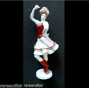 楽天hokushin【送料無料】キッチン用品・食器・調理器具・陶器　ホロハザハンガリー手は踊る女の子の背の高いフィギュアを描きました。Hollohaza Hungary hand painted tall figurine of dancing girl.