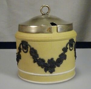 Antique Wedgwood Yellow Jasper Dip Mustard or Jam Pot - 56688アンティークウェッグウッドイエロージャスパーディップマスタードまたはジャムポット※注意※NYからの配送になりますので2週間前後お時間をいただきます。人気の商品は在庫が無い場合がございます。ご了承くださいませ。サイズの種類の商品は購入時の備考欄にご希望のサイズをご記載ください。　携帯メールでの登録ですと楽天からのメールが届かない場合がございます。