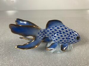 【送料無料】キッチン用品・食器・調理器具・陶器　ヘレンドファンテール金魚フィギュアサファイアフィッシュネットHerend Fantail Goldfish Figurine Sapphire Fishnet 5916