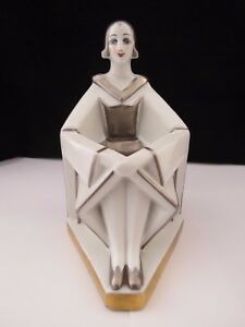 Very Rare Geometric Art Deco Limoges Perfume Lamp Circa 1930's非常に珍しい幾何学アートデコリモージュ香水ランプ年代頃※注意※NYからの配送になりますので2週間前後お時間をいただきます。人気の商品は在庫が無い場合がございます。ご了承くださいませ。サイズの種類の商品は購入時の備考欄にご希望のサイズをご記載ください。　携帯メールでの登録ですと楽天からのメールが届かない場合がございます。