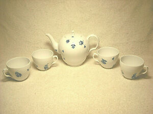 ROYAL COPENHAGEN BLOMST TEA POT 137 W/ LABELS &amp; 4 MATCHING TEA CUPS 072 - MINTロイヤルコペンハーゲンブロムストティーポットラベルマッチングティーカップミント※注意※NYからの配送になりますので2週間前後お時間をいただきます。人気の商品は在庫が無い場合がございます。ご了承くださいませ。サイズの種類の商品は購入時の備考欄にご希望のサイズをご記載ください。　携帯メールでの登録ですと楽天からのメールが届かない場合がございます。