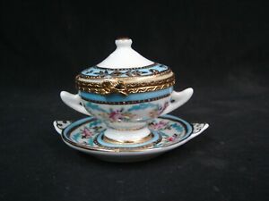 LIMOGES MINIATURE TRINKET SOUP TUREEN W/ UNDERPLATEリモージュミニチュア装身具スープチューリーン下地※注意※NYからの配送になりますので2週間前後お時間をいただきます。人気の商品は在庫が無い場合がございます。ご了承くださいませ。サイズの種類の商品は購入時の備考欄にご希望のサイズをご記載ください。　携帯メールでの登録ですと楽天からのメールが届かない場合がございます。