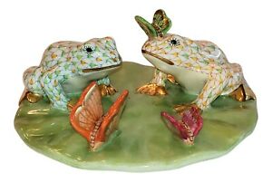 【送料無料】キッチン用品・食器・調理器具・陶器　蝶とユリパッド上のヘレンドカエル、バタースコッチライムフィッシュネット完璧HEREND TWO FROGS ON LILY PAD w/BUTTERFLIES, BUTTERSCOTCH & LIME FISHNET FLAWLESS