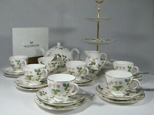 ̵ۥåʡĴƫåɥ磻ɥȥ٥꡼ʥƥåȥƥɡWedgwood Wild Strawberry Complete Tea Set & 3 Tier Cake Stand, Magnificent