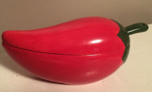 JALAPENO PEPPER CERAMIC SERVING DISH WITH LID &amp; GREEN SPOON 7ジャラペーニョペッパーセラミックサービングディッシュふたと緑のスプーン※注意※NYからの配送になりますので2週間前後お時間をいただきます。人気の商品は在庫が無い場合がございます。ご了承くださいませ。サイズの種類の商品は購入時の備考欄にご希望のサイズをご記載ください。　携帯メールでの登録ですと楽天からのメールが届かない場合がございます。