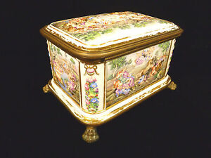 【送料無料】キッチン用品・食器・調理器具・陶器 レア見事なカポディモンテ磁器足の足の宝石の装身具箱RARE & STUNNING CAPODIMONTE PORCELAIN PAW FOOTED JEWELRY TRINKET BOX CIRCA 1744