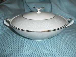 【送料無料】キッチン用品・食器・調理器具・陶器　ノリトダマスクビンテージラウンド覆われた野菜ボウル美しいNORITAKE DAMASK 5698 - VINTAGE ROUND COVERED VEGETABLE BOWL - BEAUTIFUL