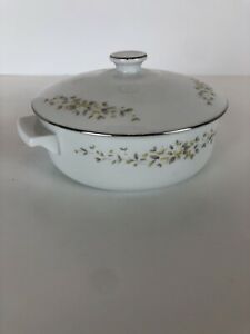 【送料無料】キッチン用品・食器・調理器具・陶器　ヴィンテージクラウンビクトリアファインチャイナ、キャロリン磁器オーブンカスレ。Vintage Crown Victoria Fine China, Carolyn Porcelain Oven 6.5” Cassoulet.