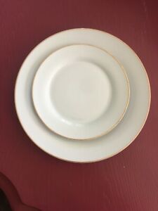 【送料無料】キッチン用品 食器 調理器具 陶器 ゴールドリム付き白磁器中国。つのディナープレートとつのサラダプレートのセットWhite Porcelain China With Gold Rim. Set Of One Dinner Plate And One Salad Plate