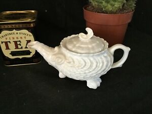 【送料無料】キッチン用品・食器・調理器具・陶器　アンティークホワイトシェルティーポットボヘミアン磁器光沢器小茶ポットAntique White Shell Teapot Bohemian　c.1910 Porcelain Lustre Ware Small Tea Pot