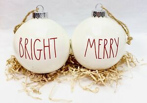 キッチン用品・食器・調理器具・陶器　オープンボックスホワイトレッドレタリングオーナメントメリーブライトロットオブオーナメントRAE DUNN-Open Box-White W/Red Lettering Ornaments-Merry/Bright-Lot Of 2 Orname