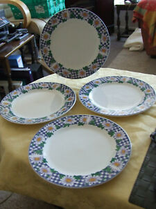 【送料無料】キッチン用品・食器・調理器具・陶器　リムに青いパターンを持つヴィンテージクラウンダイニスティプレートのセットA set of 4 vintage Crown Dynisty plates 10.5 with blue pattern on rim