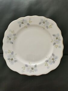 Royal Vale Bone China Side Plate, White With Delicate Blue Flowers, Made In...ロイヤルベールボーンチャイナサイドプレート、繊細な青い花を持つ白、作られました※注意※NYからの配送になりますので2週間前後お時間をいただきます。人気の商品は在庫が無い場合がございます。ご了承くださいませ。サイズの種類の商品は購入時の備考欄にご希望のサイズをご記載ください。　携帯メールでの登録ですと楽天からのメールが届かない場合がございます。