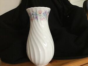 【送料無料】キッチン用品・食器・調理器具・陶器　ウェジウッドアンジェラボーン中国大インチ花瓶美しい美しい使用しないでください。Wedgwood Angela Bone China Large 9 Inch Vase Beautiful　Never Used