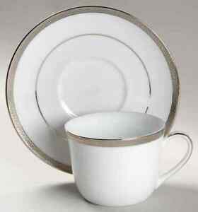 Charter Club GRAND BUFFET PLATINUM Cup &amp; Saucer 5880442チャータークラブグランドビュッフェプラチナカップソーサー※注意※NYからの配送になりますので2週間前後お時間をいただきます。人気の商品は在庫が無い場合がございます。ご了承くださいませ。サイズの種類の商品は購入時の備考欄にご希望のサイズをご記載ください。　携帯メールでの登録ですと楽天からのメールが届かない場合がございます。