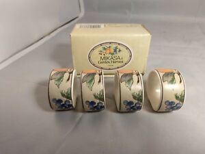 Set of 4 Mikasa Garden Harvest Napkin Rings ? in Box三笠ガーデンハーベストナプキンリングのセットボックス内※注意※NYからの配送になりますので2週間前後お時間をいただきます。人気の商品は在庫が無い場合がございます。ご了承くださいませ。サイズの種類の商品は購入時の備考欄にご希望のサイズをご記載ください。　携帯メールでの登録ですと楽天からのメールが届かない場合がございます。