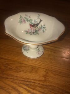 Lenox Serenade Footed Round Compote Dish Bowl with Bird and Flower Designレノックスセレナーデは鳥と花のデザインとコンポート皿ボウルを足※注意※NYからの配送になりますので2週間前後お時間をいただきます。人気の商品は在庫が無い場合がございます。ご了承くださいませ。サイズの種類の商品は購入時の備考欄にご希望のサイズをご記載ください。　携帯メールでの登録ですと楽天からのメールが届かない場合がございます。