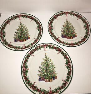 3 Christmas TRADITIONS Holiday Celebration Christopher Radko Dinner Plates クリスマス伝統ホリデーセレブレーションクリストファーラドコディナープレート※注意※NYからの配送になりますので2週間前後お時間をいただきます。人気の商品は在庫が無い場合がございます。ご了承くださいませ。サイズの種類の商品は購入時の備考欄にご希望のサイズをご記載ください。　携帯メールでの登録ですと楽天からのメールが届かない場合がございます。