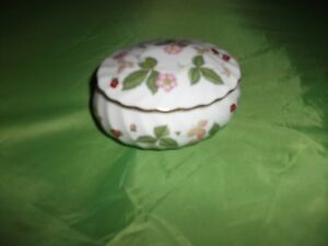 ̵ۥåʡĴƫɥåɥ磻ɥȥ٥꡼㥤ʳդȶݥåȤ̤ѤŨʥƥबоWEDGWOOD-WILD STRAWBERRY CHINA LIDDED TRINKET POT-APPEARS UNUSED-LOVELY ITEM