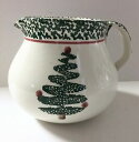 【送料無料】キッチン用品・食器・調理器具・陶器 フリオスポンジグリーンクリスマスツリーリムレッドオーナメントホワイトピッチャーFurio Sponged Green Christmas Tree Rim Red Ornaments White Pitcher