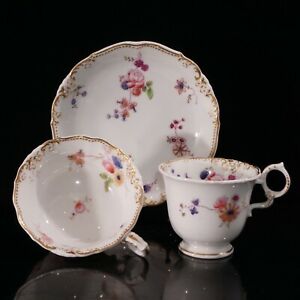 ̵ۥåʡĴƫƥݡȥȥꥪåפȥǥ졼ɷܥ֥åAntique Coalport trio - 2 cups and saucer Adelaide shape, embossed flowers Lot 2