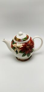 222 Fifth Poinsettia Holly 5 Cup Teapot 番目の「ポインセチアホリー」カップティーポット※注意※NYからの配送になりますので2週間前後お時間をいただきます。人気の商品は在庫が無い場合がございます。ご了承くださいませ。サイズの種類の商品は購入時の備考欄にご希望のサイズをご記載ください。　携帯メールでの登録ですと楽天からのメールが届かない場合がございます。