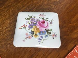 【送料無料】キッチン用品・食器・調理器具・陶器　ロイヤルクラウンダービー磁器カバージュエリー装身具ボックス「ダービーポーズ」??Royal Crown Derby Porcelain Covered Jewelry Trinket Box Derby Posies ?? D