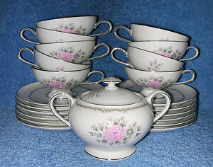 Rosenthal/Continental, Debut ('61+) - 9 Cups, 12 Saucers &amp; Sugar Bowl/Lid (Mint)ローゼンタールコンチネンタル、デビューカップ、個のソーサーシュガーボウルリッドミント※注意※NYからの配送になりますので2週間前後お時間をいただきます。人気の商品は在庫が無い場合がございます。ご了承くださいませ。サイズの種類の商品は購入時の備考欄にご希望のサイズをご記載ください。　携帯メールでの登録ですと楽天からのメールが届かない場合がございます。