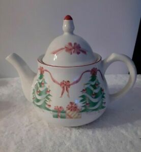 【送料無料】キッチン用品・食器・調理器具・陶器　クリスマスのための三五ホーム蓋美しいパターンが所有されているティーポットSANGO 92 HOME FOR CHRISTMAS #4829 TEAPOT WITH LID BEAUTIFUL PATTERN PREOWNED