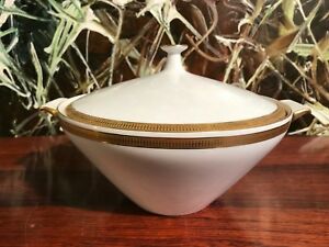 Heinrich Germany, Madame - Classy Lidded Bowl - White with Golden Rimハインリヒ・ドイツ、マダム上品な蓋付きボウルホワイト・ウィズ・ゴールデン・リム※注意※NYからの配送になりますので2週間前後お時間をいただきます。人気の商品は在庫が無い場合がございます。ご了承くださいませ。サイズの種類の商品は購入時の備考欄にご希望のサイズをご記載ください。　携帯メールでの登録ですと楽天からのメールが届かない場合がございます。